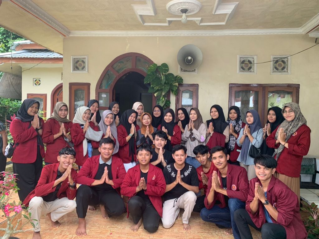 Jelang Ramadan BEM Filkom Undhari, Hima Prodi SI, dan Hima Prodi TI Gelar Bakti Sosial di Masjid Koto Padang